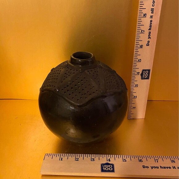 Round Tribal Black Vase [Item 077] - Picture 5 of 5